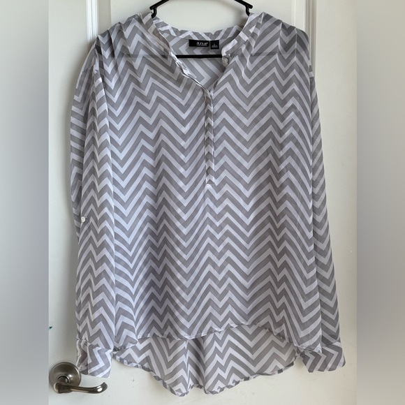 a.n.a Gray and White Chevron Sheer top. Sz Large - Picture 1 of 6